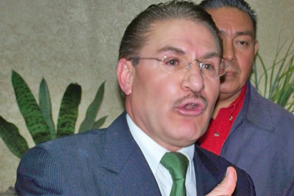 El  senador del PAN por Durango, José Rosas Aispuro Torres, ex priísta que no es panista y, según él, es más de izquierda que de derecha, también votó a favor de la reforma energética y de la ley Telecom.