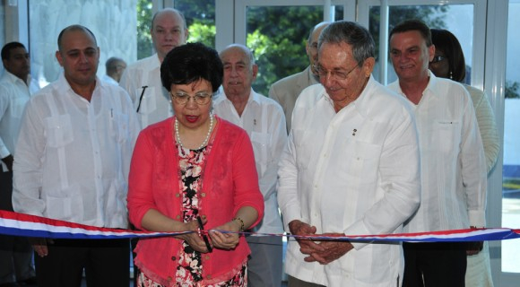 El presidente cubano Raúl Castro Ruz con Margaret Chan, directora de la Organización Mundial de la Salud, inaugurando un centro de salud en Cuba. Foto. Ladyrene Pérez. Cubadebate.