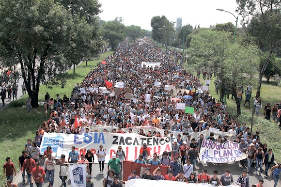 Los estudiantes del IPN, protestando masivamente en contra de las reformas retrógradas del gobierno de Peña Nieto.