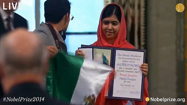 Pocas veces una ceremonia del Nobel es interrumpida. Aquí Malala está por recibir su reconocimiento (Nobelprize.org).