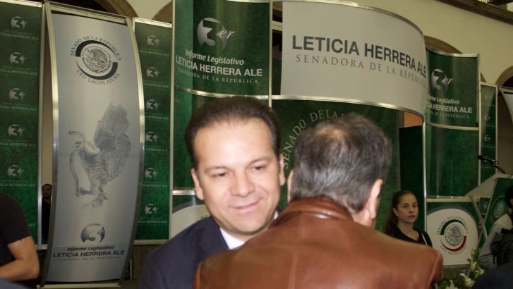 Esteban Villegas Villarreal abrazando al ex gobernador José Ramírez Gamero. Al parecer los tiempos y los intereses del CEN del PRI no soplan a su favor.