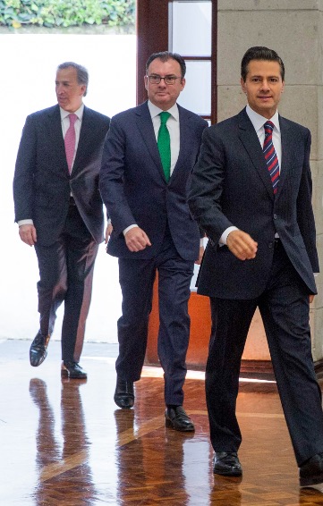 El presidente, Luis Videgaray y José Antonio Meade, los principales causantes del derrumbe financiero de México.