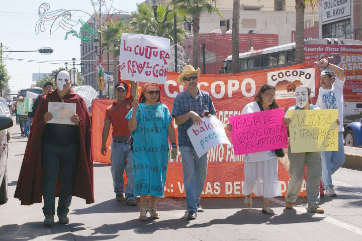 La "activista política" Socorro Soto Alanís (al centro con vestido azul), en septiembre de 2011, protestando en las calles de Durango contra las autoridades del ICED, como la ex directora Corín Martínez Herrera y el director de Difusión Víctor Hugo Galván Ortega.