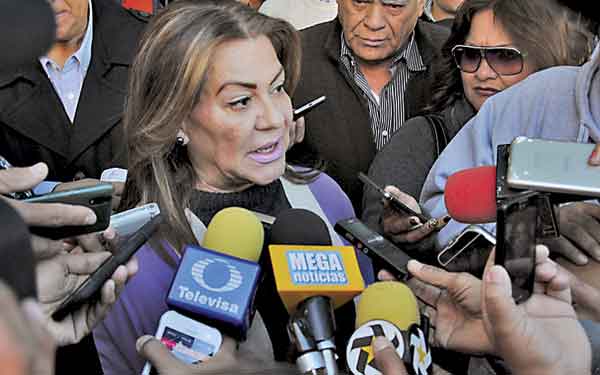 Juana Leticia Herrera Ale, presidenta municipal de Gómez Palacio, tomará el PRI estatal con los porros que utiliza para despojar de periódicos a los voceadores de los medios de comunicación que publican denuncias en su contra.