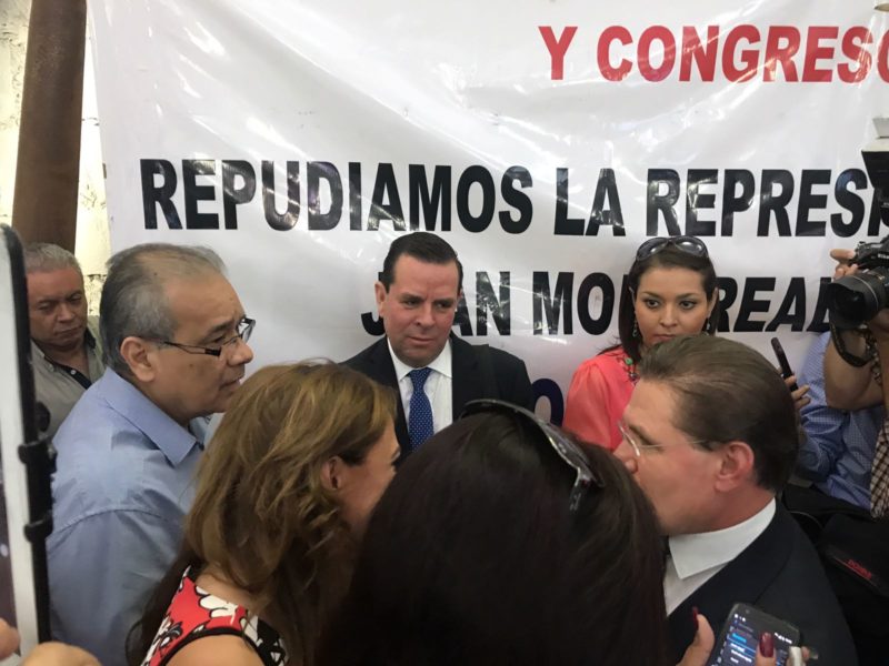 El diálogo entre el periodista Juan Monrreal, a la izquierda, Álvaro Delgado, al centro, y el gobernador Rosas Aispuro, en el extremo derecho.