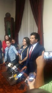 Dr. José Ramón Enríquez Herrera, alcalde de Durango, anunciando la renuncia de los dos altos funcionarios de su gobierno.