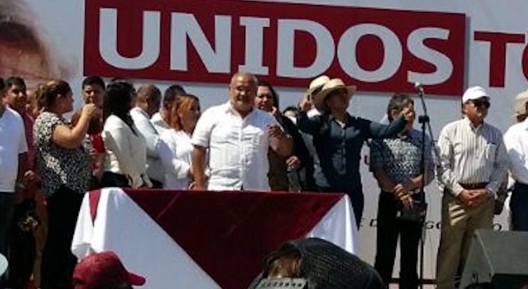 Al centro Avelino Méndez, corrupto delegado morenista de Xochimilco, acompañando a AMLO en Durango.