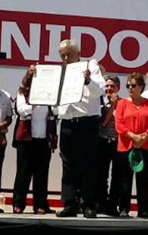 Andrés Manuel López Obrador mostrando su “Acuerdo de Unidad” con lo peor de la política duranguense.