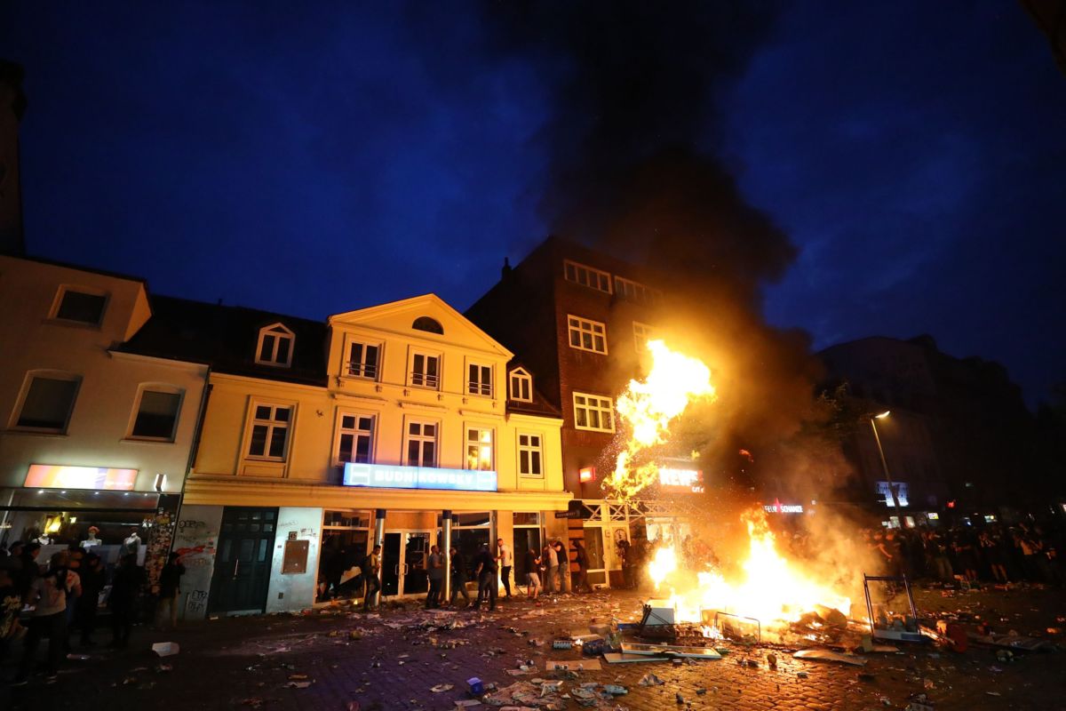 Muchos puntos de la ciudad de Hamburgo, Alemania, fueron incendiados por miles de europeos en protesta contra el G20, que integran los países más poderosos y depredadores del planeta.