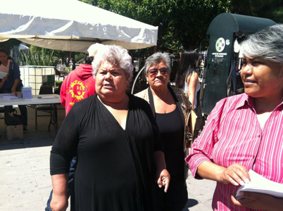A la izquierda Ana Burgos y a la derecha, la diputada petista Trinidad Cardiel, luego de haber agredido a la voceadora del periódico raza cero.